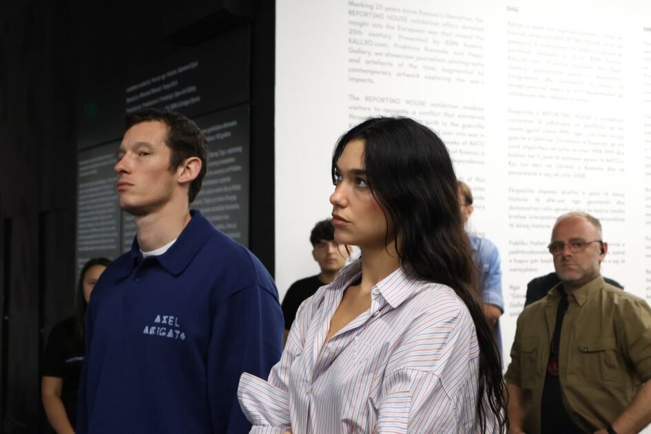 Dua Lipa viziton muzeun“Reporting House” në Prishtinë