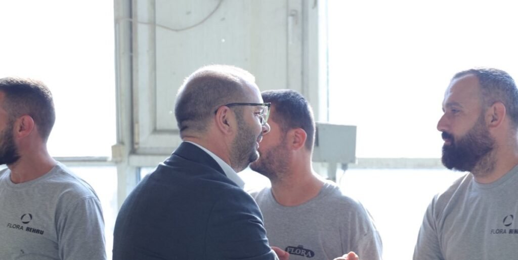 Arbër Ismajli mes makinave të “Flora Rehau”: aty ku prodhohet jo vetëm punë, por edhe krenaria e Gjilanit