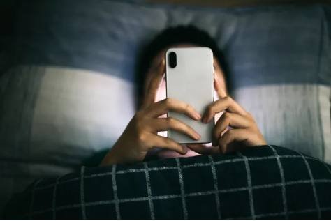 Sa kohë duhet për të fjetur dhe çfarë tregon kjo për shëndetin tonë?