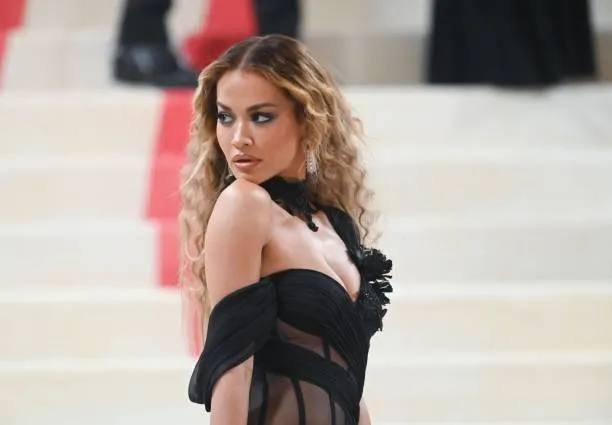 Rita Ora Nis Sezonin e Skive në Ischgl: Koncert Spektakolar në 2,400 Metra Lartësi