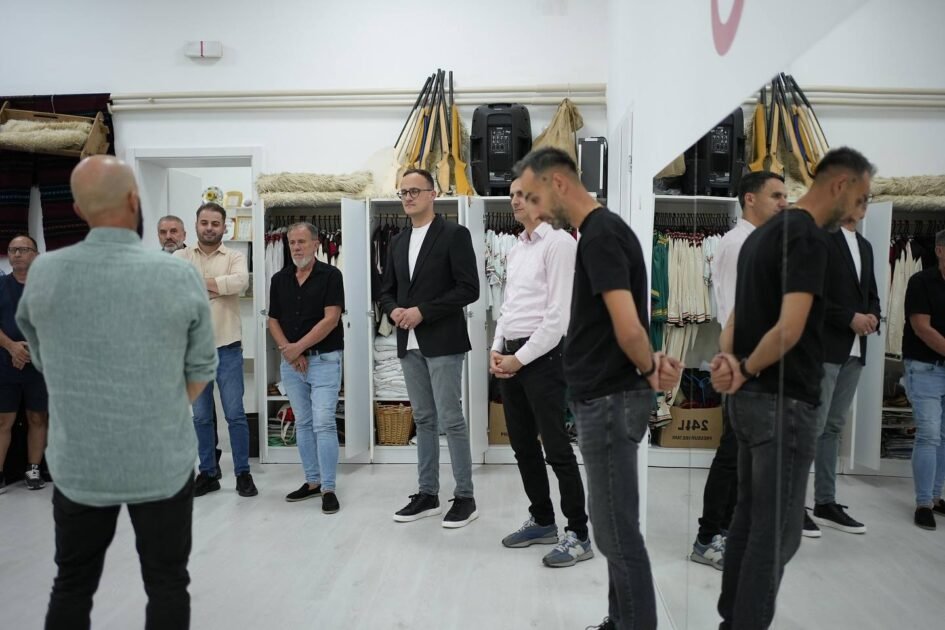 Alban Hyseni viziton Ansamblin e Këngëve dhe Valleve në Gjilan: Premton mbështetje të vazhdueshme për artin dhe kulturën