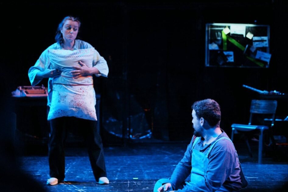 “Njeriu prej Jastëku” në Teatrin e Gjilanit: Një Rrëfim i Errët dhe Absurd i Lirisë dhe Traumës