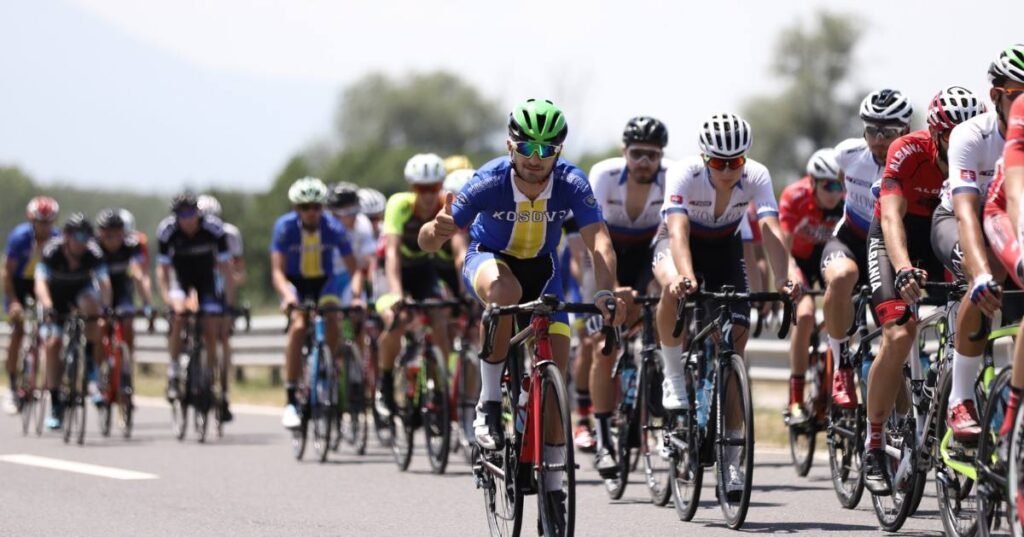 Kosova në qendër të çiklizmit botëror: “Tour of Kosova 2025” nis me 124 çiklistë