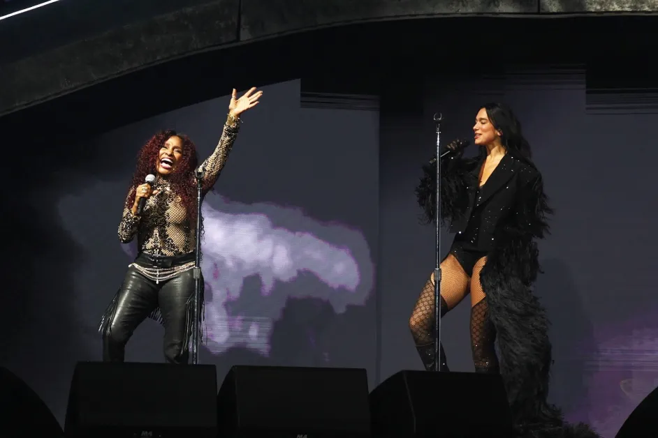 Dua Lipa & Chaka Khan ndezin skenën me një super performancë në Çikago
