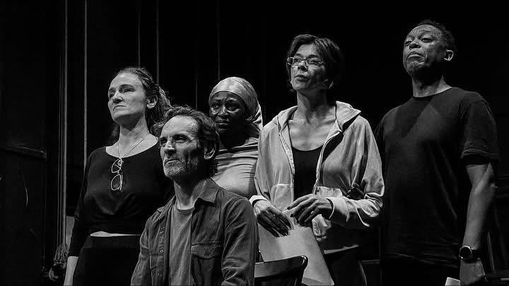 “Nën hijen e një peme u ula dhe qava” — Premierë që prek shpirtin në Teatrin e Gjilanit