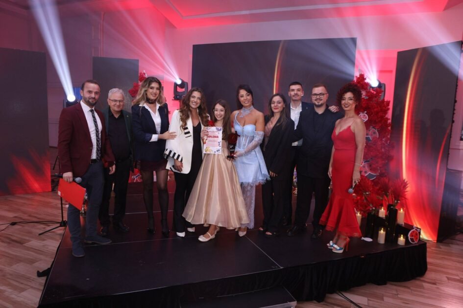 Festivali Mbarëkombëtar Mollëkuqet 2025: Roslin Krate nga Tirana shpallet fituese e edicionit të 12-të