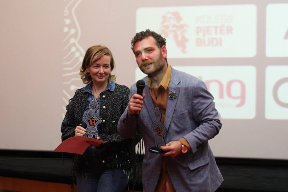 “Krejt e thirrin Rexhën” triumfon në Festivalin “Hyjnesha në Fron” me tri çmime kryesore