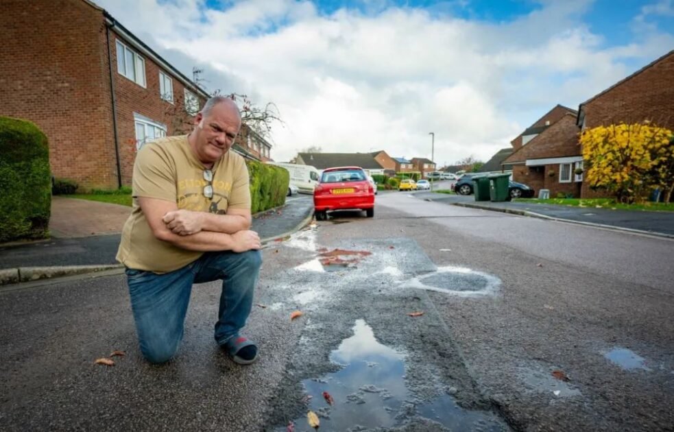 “Duhet të presim 103 vjet për rregullim?” – banorët e një rruge në Angli lodhen nga pritja dhe gropat