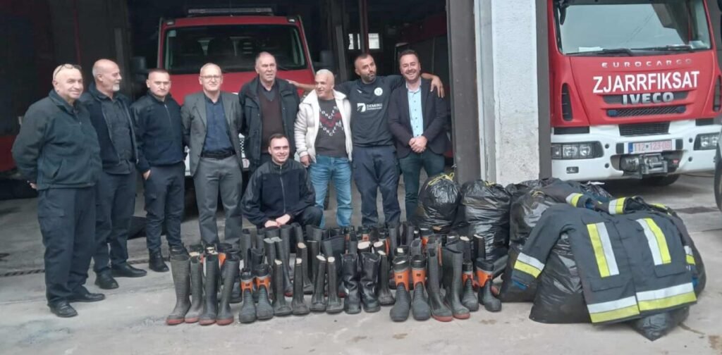 Bashkatdhetari nga Zvicra sjell rroba dhe këpucë për zjarrfikësit e Gjilanit