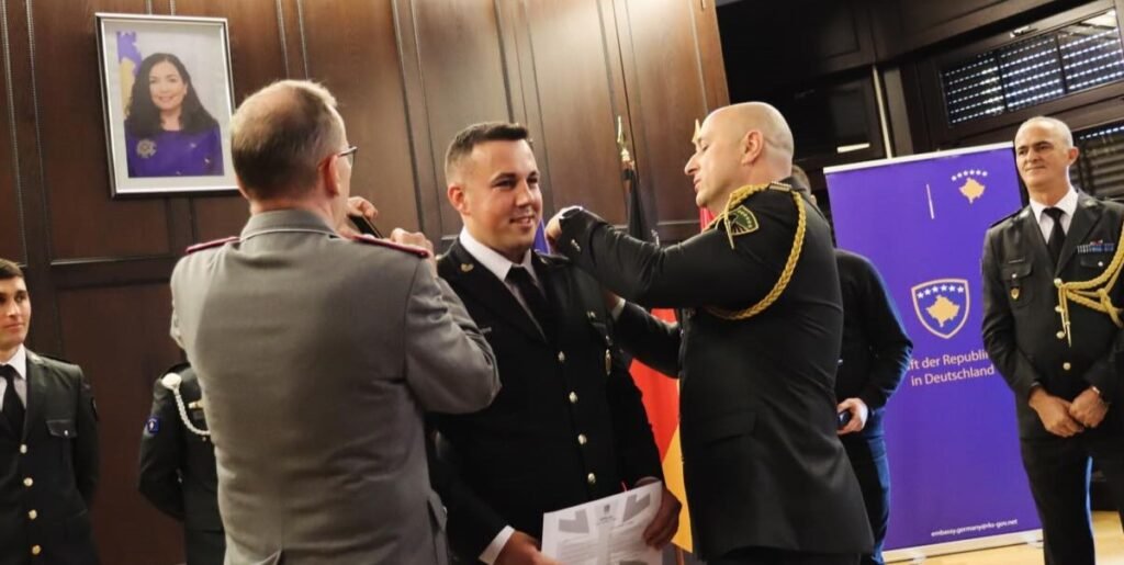 Fatlum Agushi nga Zhegra diplomon në Akademinë Ushtarake Gjermane – krenari e re për FSK-në dhe Kosovën