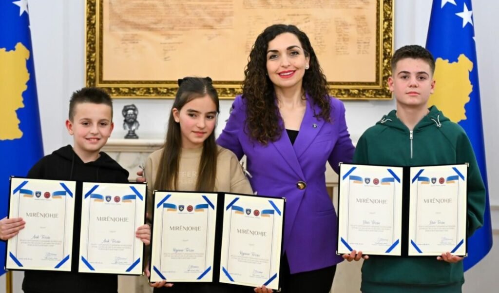 Tre fëmijë në Ferizaj gjejnë 600 euro dhe i dorëzojnë – Presidentja Osmani i nderon me medalje