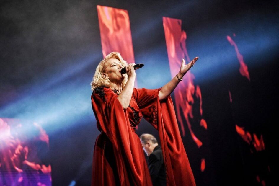 Shkurte Fejza sjell një performancë unike në Ferizaj për Ditën e Flamurit