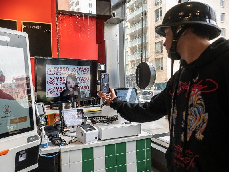 Restorantet në New York po zëvendësojnë arkëtarët lokalë me punonjës nga Filipinet që punojnë nga shtëpia