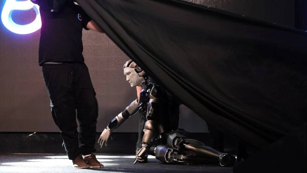 Roboti humanoid rus bie në skenë gjatë prezantimit zyrtar – incidenti kthehet në moment viral