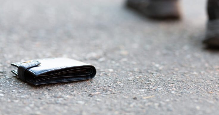 Qytetari në Istog dorëzon kuletën me mbi 3 mijë euro, policia ia kthen pronarit