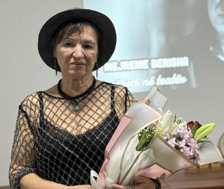 Primadonja e Teatrit të Gjilanit, Mejreme Zeqiri-Berisha, feston pensionimin pas një karriere prej gjysmë shekulli