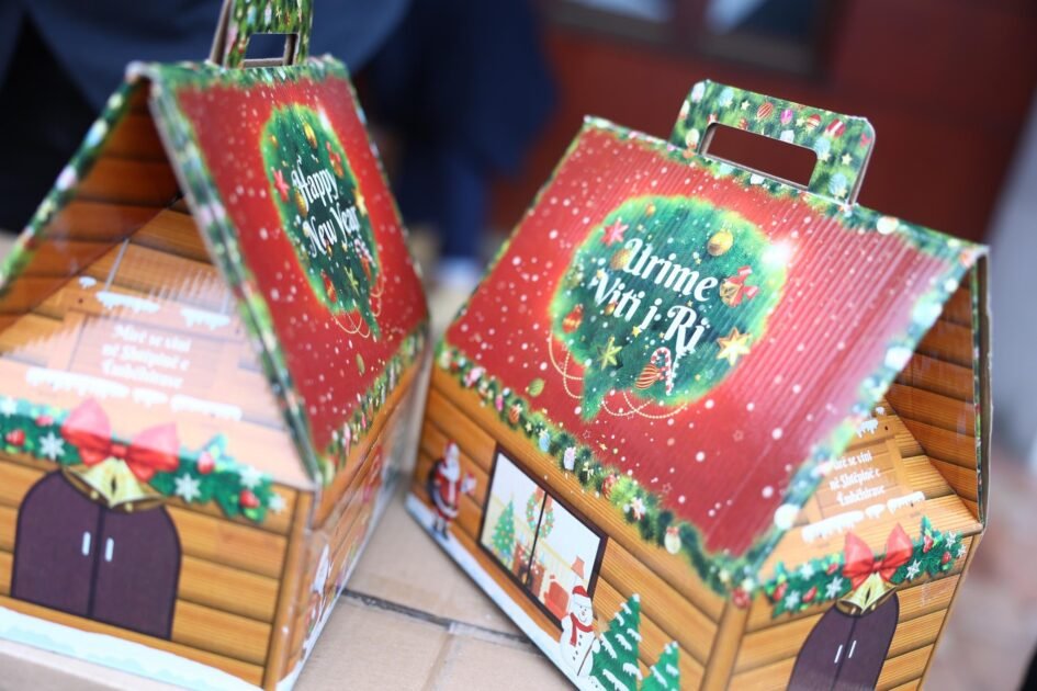 Alban Hyseni shpërndan dhurata dhe gëzim për fëmijët e Gjilanit