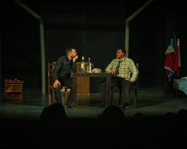 “Emigrantët” në Teatrin e Gjilanit: Historia e ikjes, kthimit dhe jetës jashtë