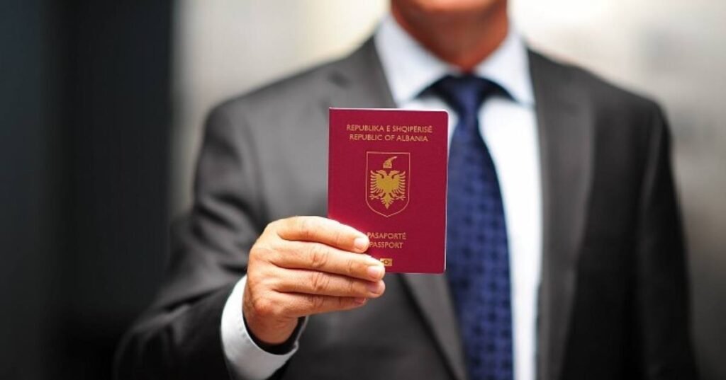 Pasaporta shqiptare ngjitet në renditjen globale, qytetarët mund të udhëtojnë në 122 destinacione