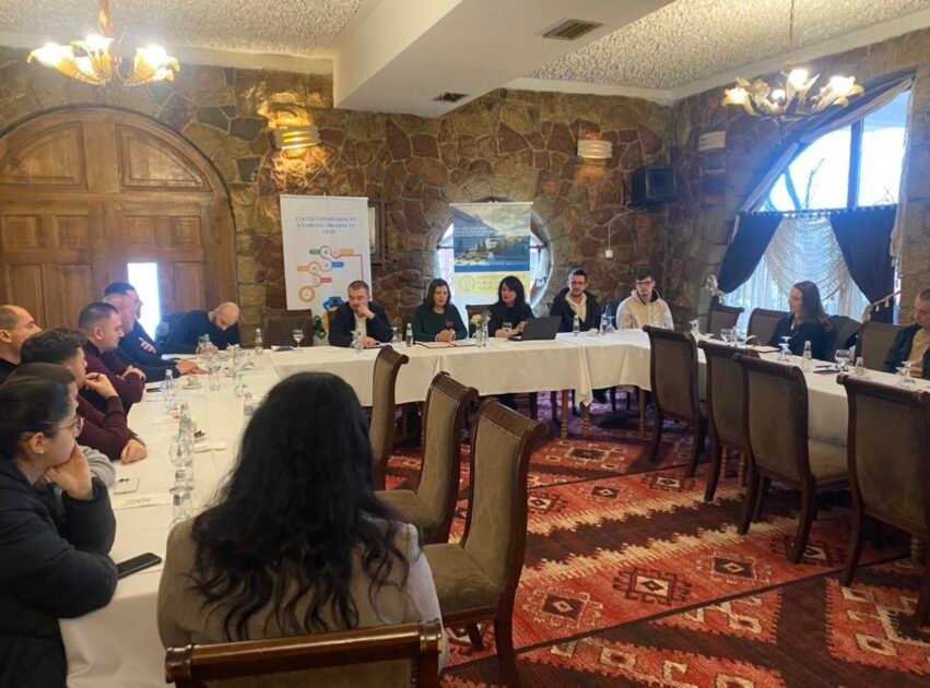 Gjilan: Tryezë diskutimi mbi orientimin profesional për të rinjtë