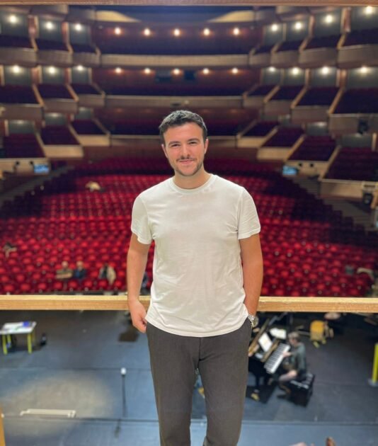 Tenori kosovar shkel skenën daneze: Granit Musliu interpreton Dukën e Mantovës