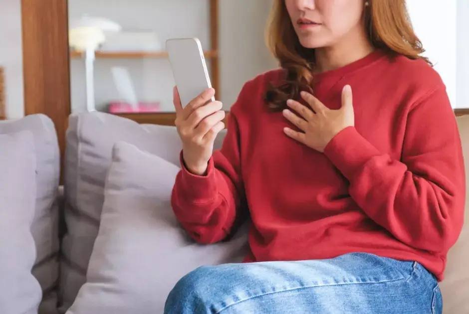 Telefobia – pse telefonatat po kthehen në burim ankthi për të rinjtë?