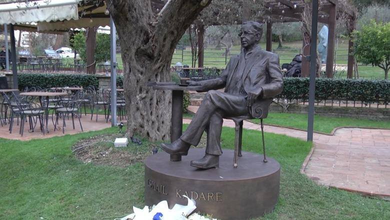 “Një kafe me Kadarenë: Shkrimtari i madh përjetësohet në bronz në 90-vjetorin e lindjes”