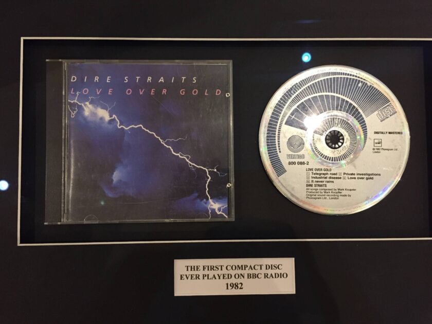 Si lindi CD-ja dhe cila ishte muzika në CD-në e parë?