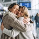 Përqafimet në aeroportet britanike tani me tarifa shtesë!