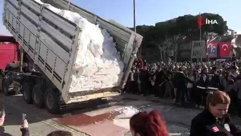 Surprizë dimërore në Turiq: Bashkia sjell borë për fëmijët