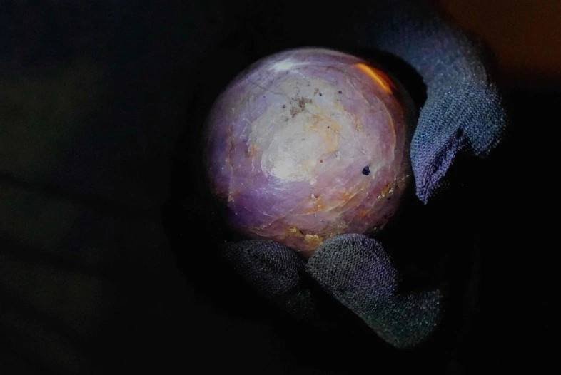 Sri-Lanka prezanton një safir të rrallë që pretendohet të jetë më i madhi i llojit të tij