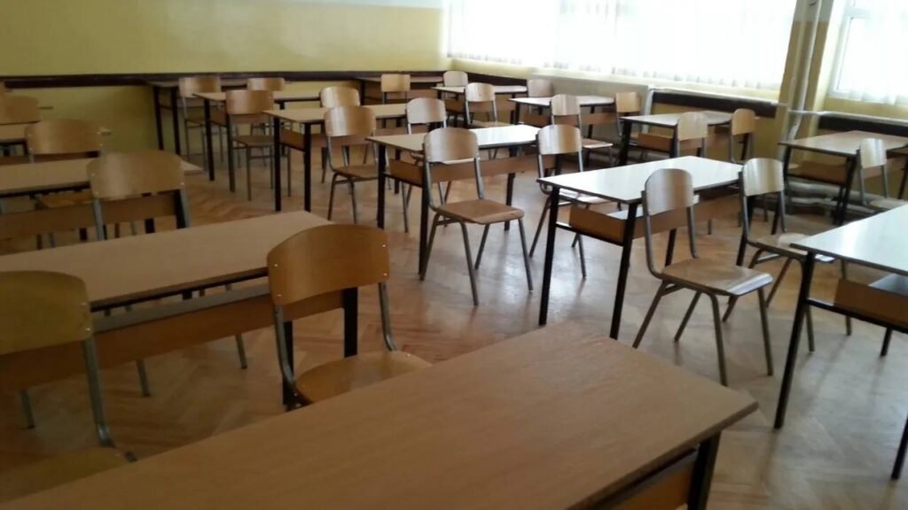 Shtyhet fillimi i mësimit për shkak të vërshimeve, nxënësit kthehen më 12 janar