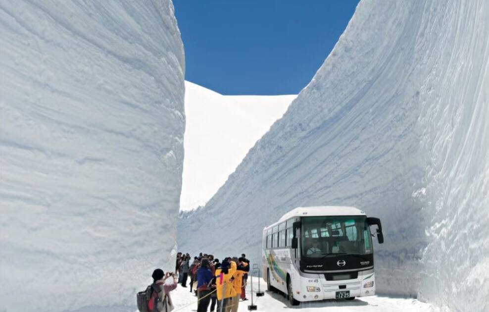 “Kalimi nëpër borë”: Banorët e një fshati në Turqi sfidojnë dimrin ekstrem