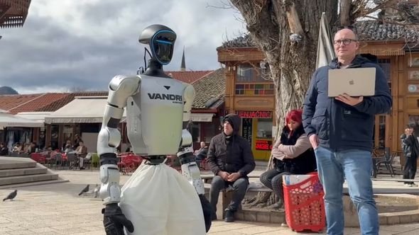 Roby “pushton” Sarajevën: roboti humanoid shëtit në Çarshi, flet për qebapët dhe këndon për qytetin