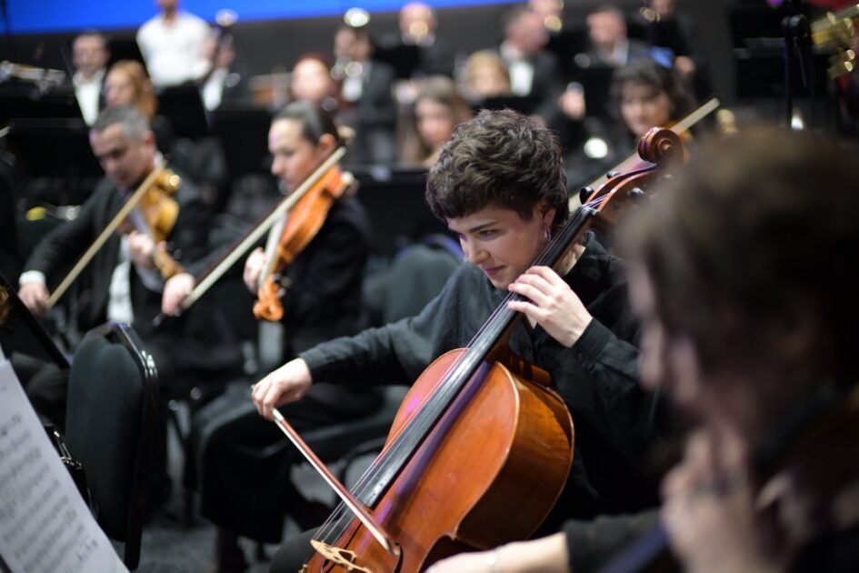 Një mbrëmje që preku shpirtin: Filharmonia e Kosovës shënon 18-vjetorin me koncert solemn