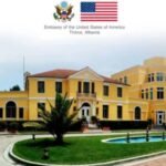 Ambasada Amerikane paralajmëron: Shmangni disa lokale në Tiranë për arsye sigurie