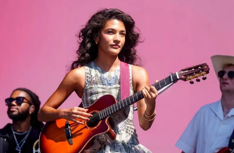 Olivia Dean pranë numrit 1 në Britani me “So Easy (To Fall In Love)”