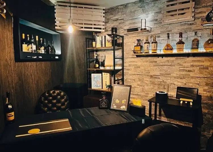 Në Japoni po hapen bare speciale për njerëzit që duan ta lënë punën, ku pijet janë falas.