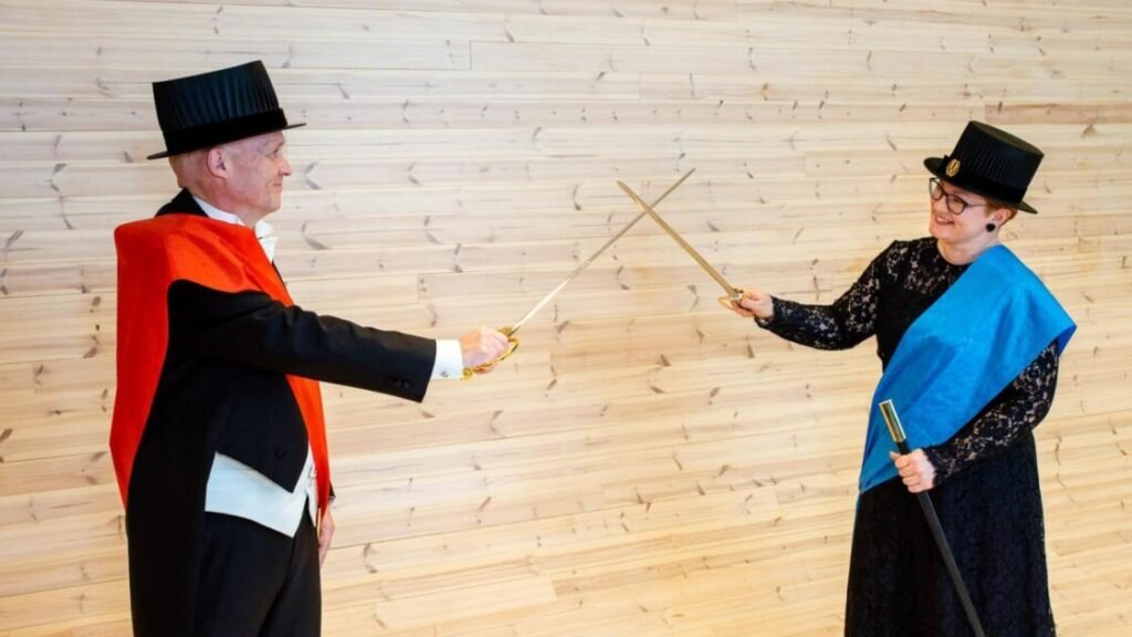 Ata që doktorojnë në Finlandë, përveç diplomës marrin edhe një kapelë dhe një shpatë!