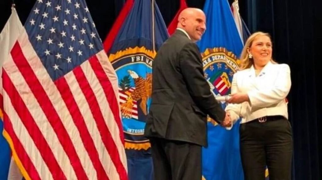 Majorja Vjollca Hoti nga Policia e Kosovës diplomon në Akademinë e FBI-së në SHBA