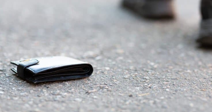 Qytetari në Istog dorëzon kuletën me mbi 3 mijë euro, policia ia kthen pronarit