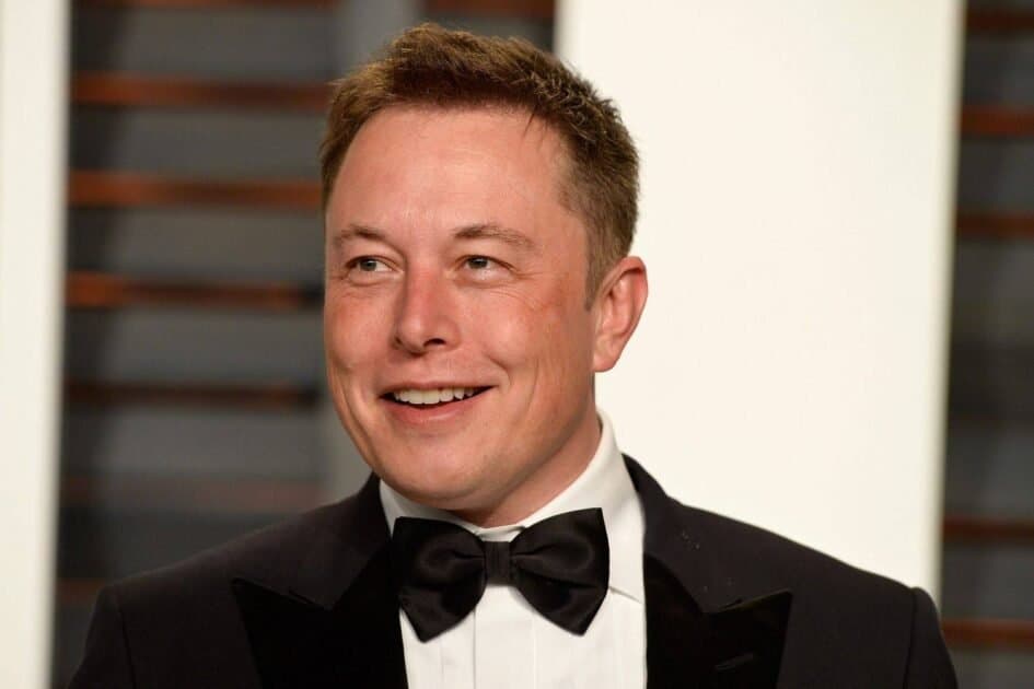 Elon Musk arrin pasurinë rekord prej 749 miliardë dollarësh