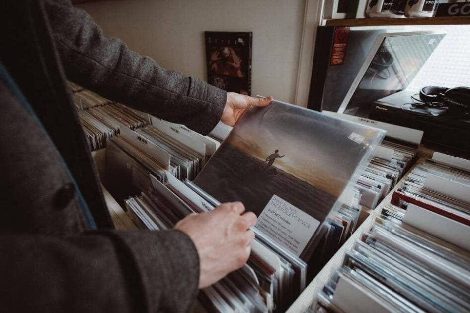 Disqet vinyl rikthehen në modë: Britania shënon rekord shitjesh pas 18 vitesh