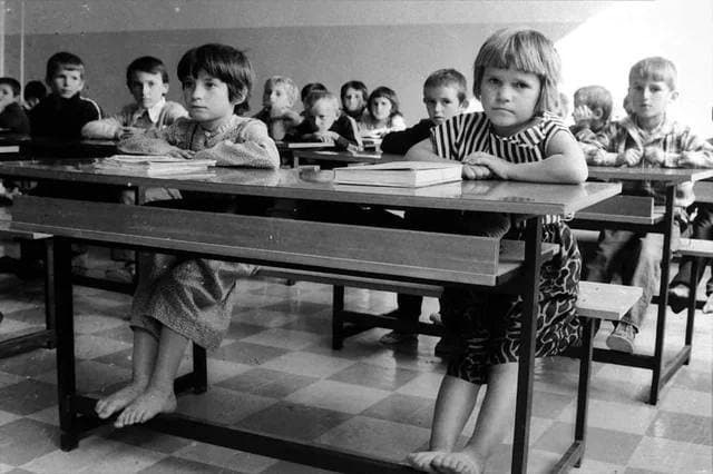 “MOHUAR”: Instalacioni që sjell për herë të parë rrëfimet e grave të cilave iu mohua e drejta e arsimit (1960–1980)