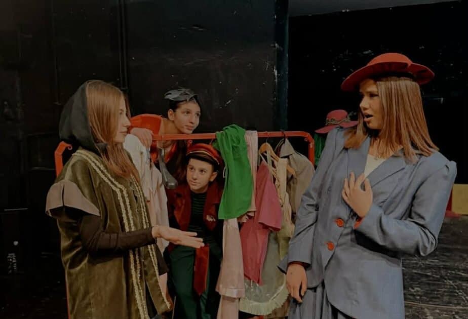 Festivali i Teatrit të Shkollave të Mesme në Gjilan: Nxënësit shfaqin talentin në krijime teatrale