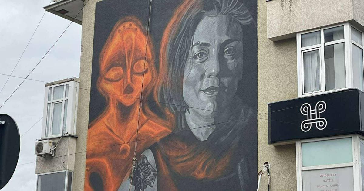 Prishtina nderon Vjosa Berishën me mural në qendër të qytetit