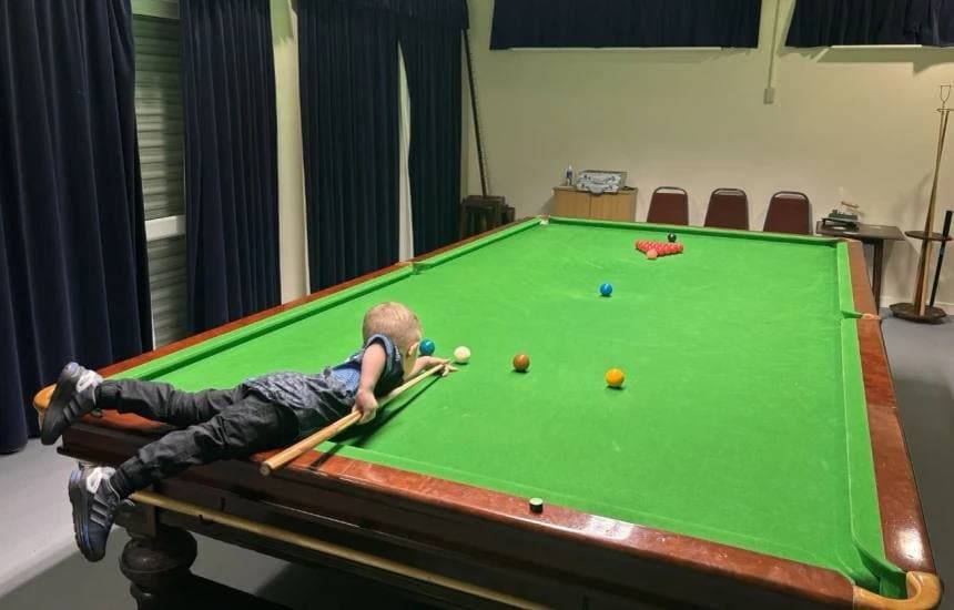 Dyvjeçari Jude Owens thyen dy rekorde Guinness në bilardo