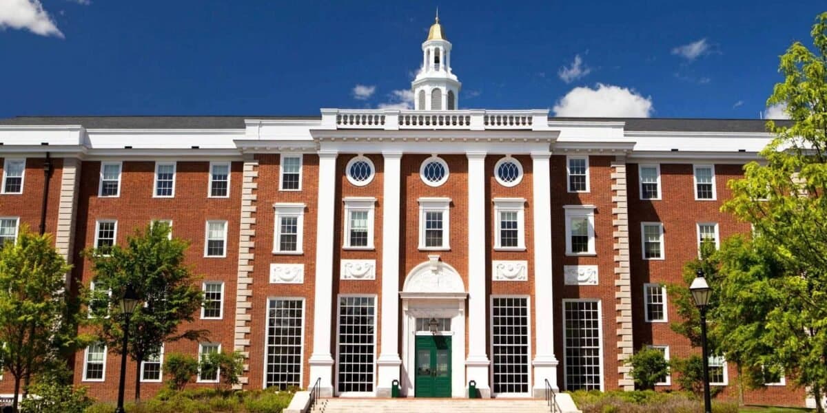 Trump kërkon 1 miliard dollarë dëmshpërblim nga Harvard, pas përplasjes mbi financimin federal