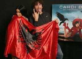 Cardi B pozon me flamurin kuqezi krah një shqiptari