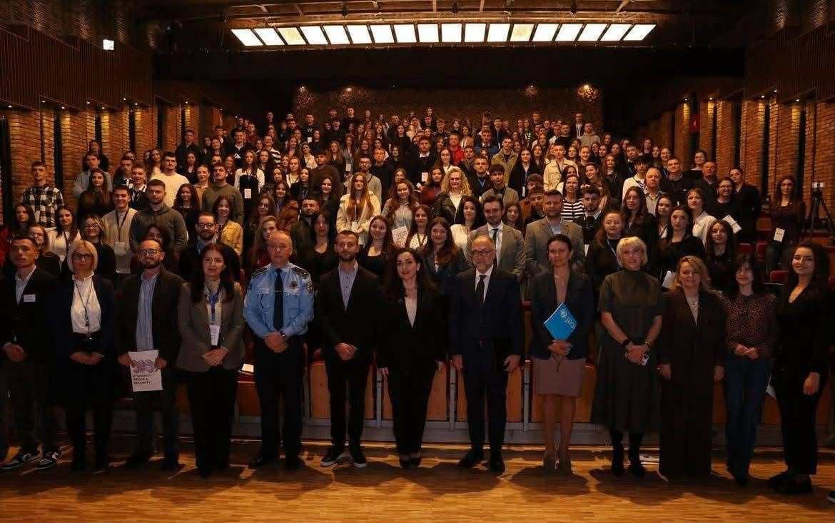 Të rinjtë nga Kosova kërkojnë paqe e siguri në shkolla, mesazhe të fuqishme edhe nga Presidentja Osmani